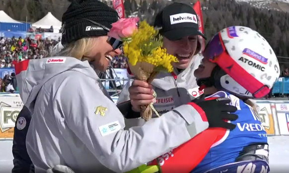 Blumen für die abtretende Joana Hählen von den Teamkolleginnen.