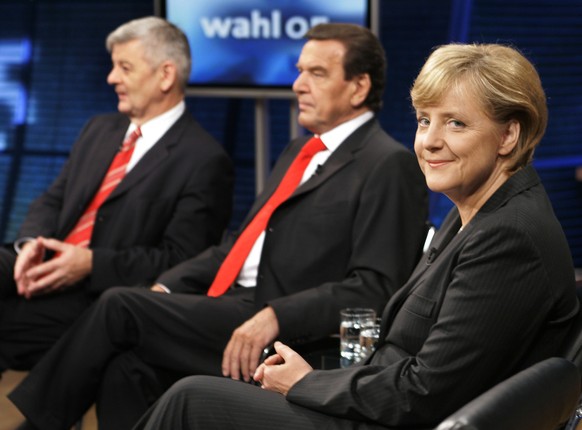Aussenminister Joschka Fischer, links, Bundeskanzler Gerhard Schroeder, Mitte, und Kanzlerkandidatin Angela Merkel, rechts, sitzen am Montag 12. September 2005, in einem Fernsehstudio in Berlin, wo di ...