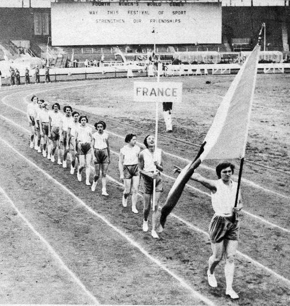 Der Einmarsch der französischen Sportlerinnen bei den «Jeux Olympiques Féminins» 1934 in London.