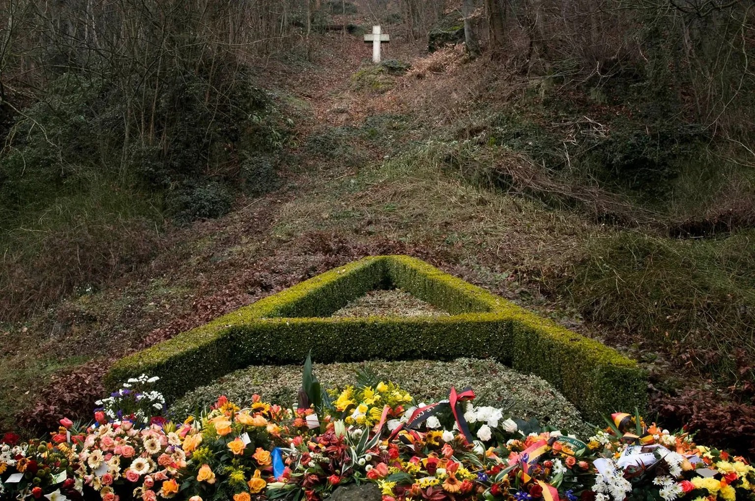 Wo Albert zu Tode stürzte: In Marche-les-Dames erinnert eine Gedenkstätte daran.
https://commons.wikimedia.org/wiki/File:Monument_waar_Albert_I_van_Belgi%C3%AB_te_pletter_stortte_-_675.jpg