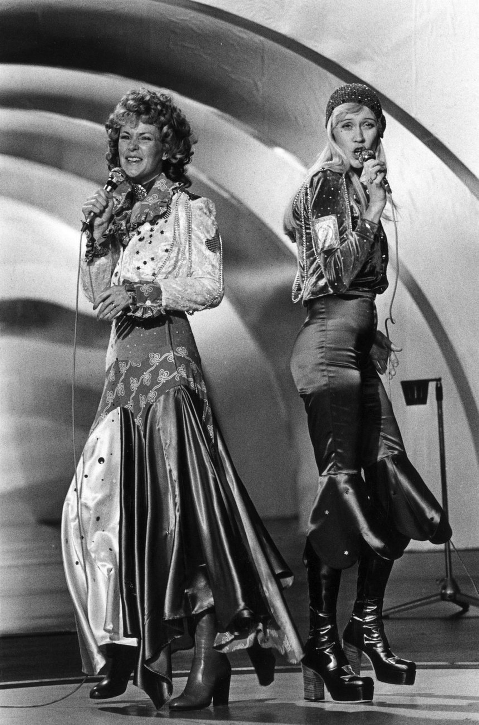 Anni-Frid und Agnetha bei ihrem Auftritt am Grand-Prix.