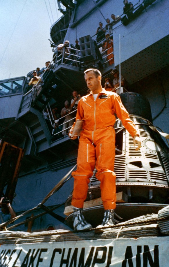 Neal Thompson beschreibt Shepard in seiner nach dessen Tod verfassten Biographie als Don Draper im Raumanzug; auf dem Bild seine Freedom 7 an Bord der USS Lake Champlain verlassend.