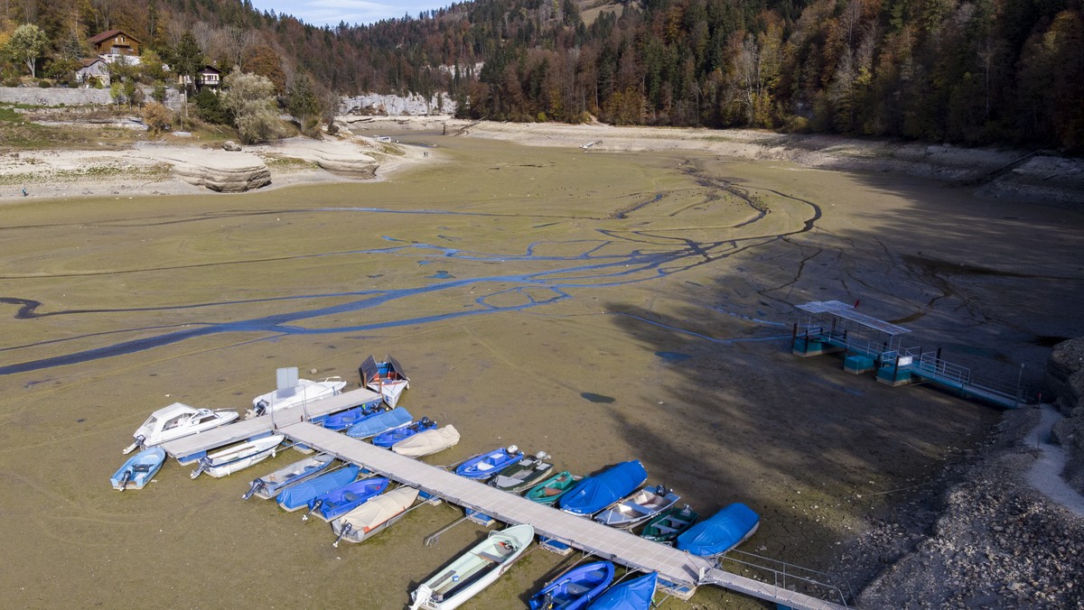 epa07123176 Stranded boats are pictured on the dried out shore of the Brenet Lake (French: Lac des Brenets) part of the Doubs river, a natural border between eastern France and western Switzerland, 26 ...