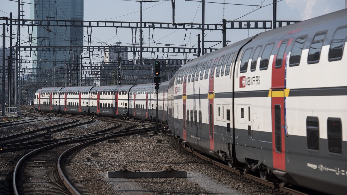 Ein SBB Zug schlaengelt sich aus dem Bahnhof, aufgenommen am Dienstag, 13. September 2016 in Zuerich. (KEYSTONE/Ennio Leanza)