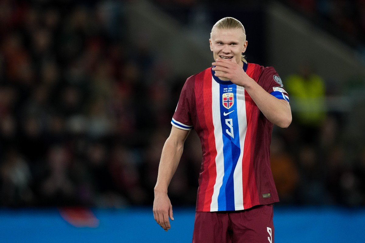 epa12447294 Norway's Erling Braut Haaland reacts during the 2026 FIFA World Cup qualifying soccer match between Norway and Israel in Oslo, Norway, 11 October 2025. EPA/Fredrik Varfjell NORWAY OUT