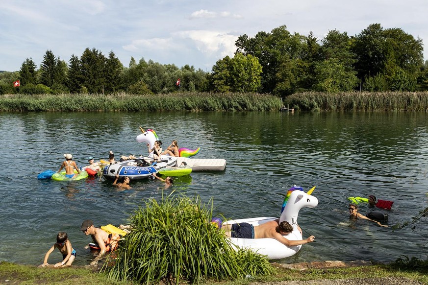 Badende schwimmen mit ihren Luftmatratzen und Booten auf der Limmat bei Dietikon, am Sonntag, 16. August 2020. (KEYSTONE/Alexandra Wey)