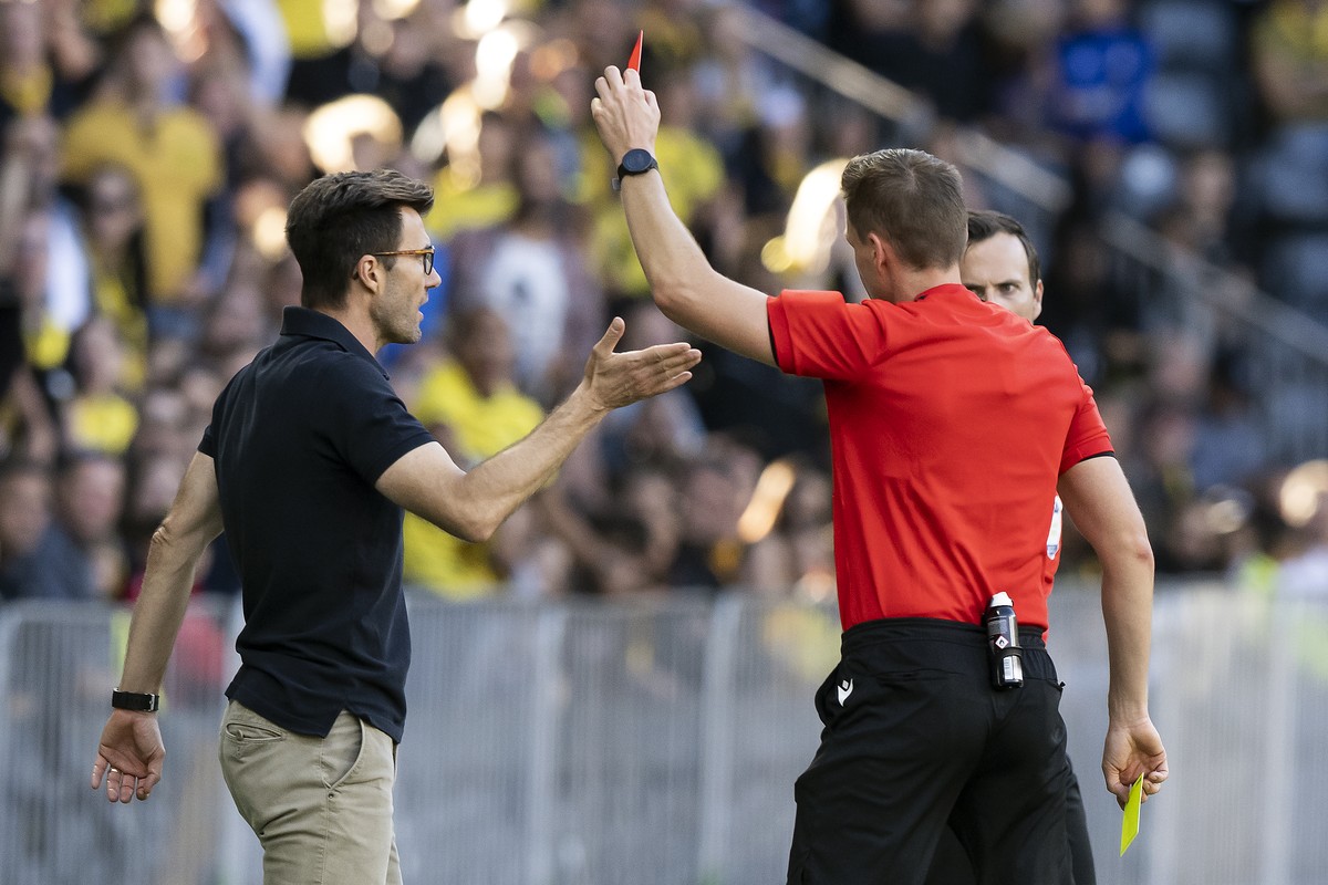 YBs Trainer Raphael Wicky, links, erhaelt eine rote Karte von Schiedsrichter Sven Wolfensberger, rechts, im Fussball Meisterschaftsspiel der Super League zwischen dem BSC Young Boys und dem FC Lugano, ...