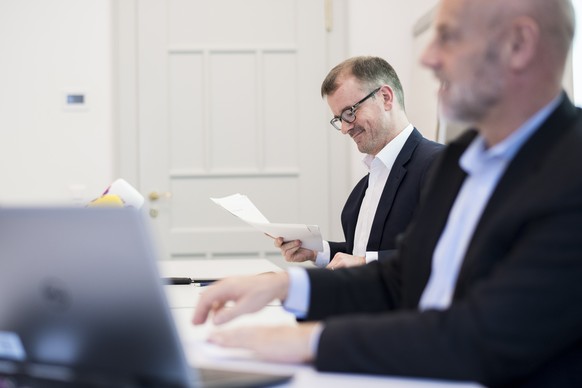 Stadtrat Raphael Golta, links, und Stadtrat Andre Odermatt sprechen anlaesslich einer Medienkonferenz ueber das Bauprojekt fuer das Bundesasylzentrum auf dem Duttweiler-Areal, aufgenommen am Mittwoch, ...