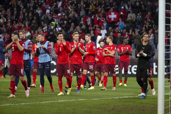 Switzerland&#039;s players greats their supporters after wining against Northern Ireland team, during the 2022 FIFA World Cup European Qualifying Group C football match between Switzerland and Norther ...