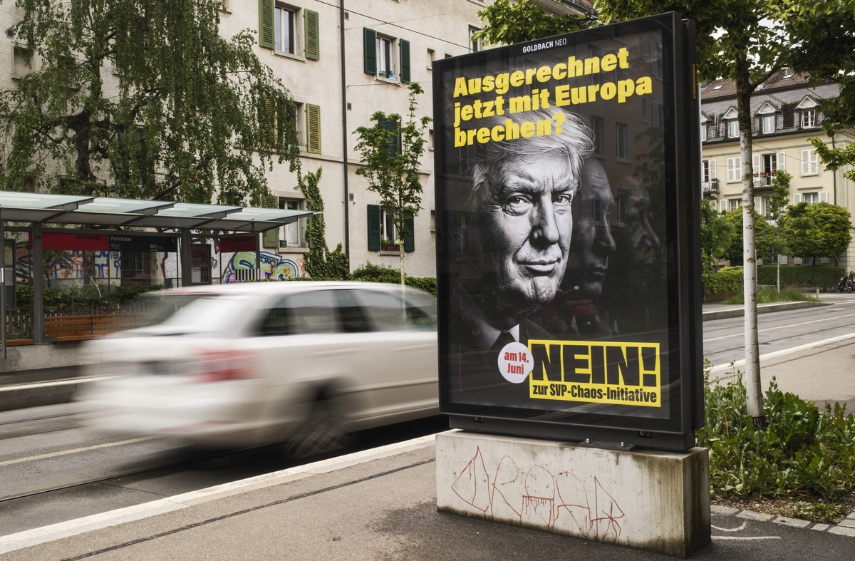 Ein Plakat wirbt fuer ein Nein zur Nachhaltigkeits-Initiative, Keine 10-Millionen-Schweiz! , SVP Chaos Initiative, fotografiert am Montag, 18. Mai 2026 in Bern. (KEYSTONE/Christian Beutler)