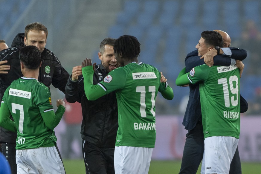 Die St. Galler freuen sich nach dem Fussball Meisterschaftsspiel der Super League zwischen dem FC Basel 1893 und dem FC St. Gallen 1879 im Stadion St. Jakob-Park in Basel, am Sonntag, 2. Februar 2020. ...