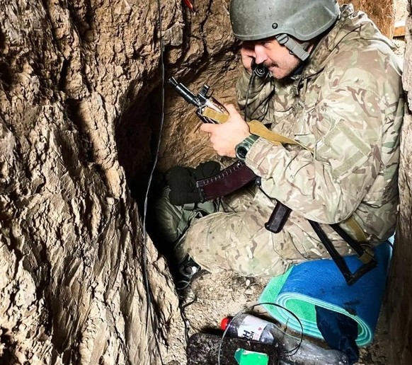 «Ich mit einem alten Feldtelefon in der Region um Bachmut. Feldtelefone wie dieses können nicht abgehört werden, es sei denn, sie werden direkt angezapft.»