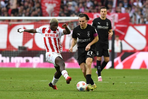 Ragnar Ache 1. FC Koeln und Rocco Reitz Borussia Moenchengladbach im Zweikampf waehrend des Spiels der Bundesliga zwischen 1. FC K