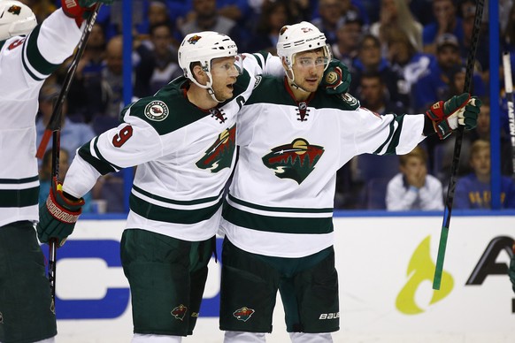 Finnlands Captain Koivu, hier im Trikot der Minnesota Wild mit Nino Niederreiter, hält grosse Stücke von Laine.