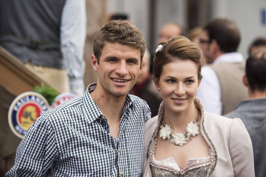 Thomas Müller hat seine Frau Lisa dabei.