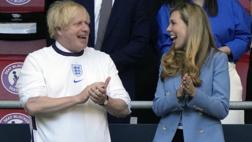 epa09329850 British Prime Minister Boris Johnson and his wife Carrie before the UEFA EURO 2020 semi final between England and Denmark in London, Britain, 07 July 2021. EPA/Frank Augstein / POOL (RESTR ...