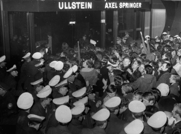 Demonstranten durchbrechen eine starke Polizei-Blockade vor dem Springer-Haus in Berlin und versuchen einzudringen. Nach den Schuessen auf den SDS-Ideologen Rudi Dutschke versammelten sich rund 2000 S ...