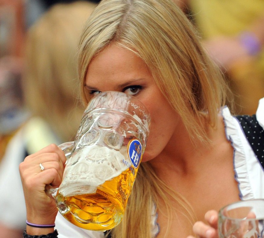 epa01867046 A young woman drinks beer at the annual beer festival &#039;Oktoberfest&#039; in Munich, Germany, 19 September 2009. The 176th Munich Oktoberfest runs from 19 September to 04 Oktober. Six  ...