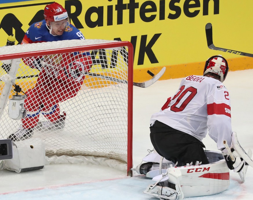 Jewgeni Kusnezow bezwingt Reto Berra auf spektakuläre Weise zum 2:0.