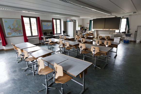 ARCHIV --- ZUR MELDUNG, DASS NIDWALDEN DAS FRUEHFRANZOESISCH ABSCHAFFEN WILL, STELLEN WIR IHNEN FOLGENDES BILD ZUR VERFUEGUNG ---Schuelerpulte und Stuehle in einem Klassenzimmer der Primarschule, aufg ...