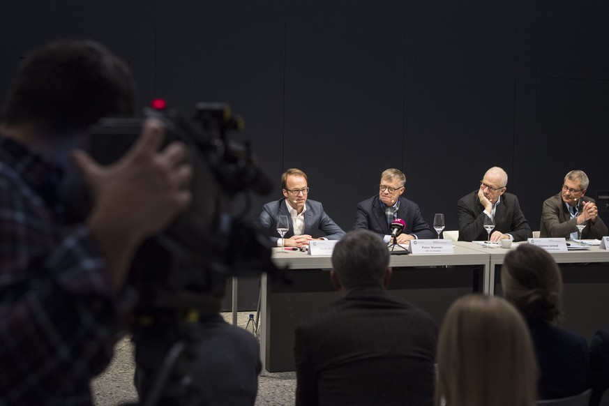 Axel Wuestmann, CEO AZ Medien, von links, spricht neben Peter Wanner, Verwaltungsratspraesident der AZ Medien, Etienne Jornod, Verwaltungsratspraesident der NZZ, und Pascal Hollenstein, Leiter Publizi ...