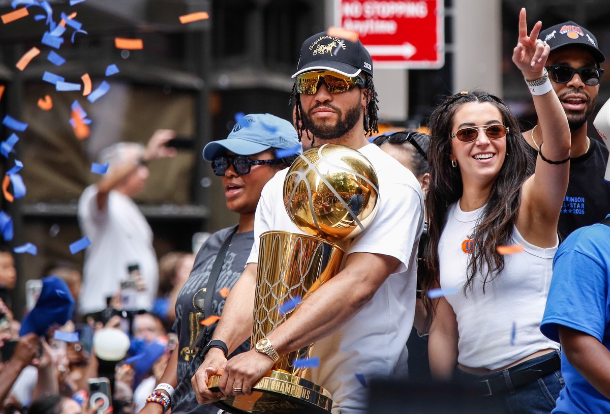 epa13047356 Jalen Brunson of the New York Knicks holds the Larry O'Brien Championship Trophy during the New York Knicks Championship ticker tape parade and victory rally celebrating winning the 2 ...