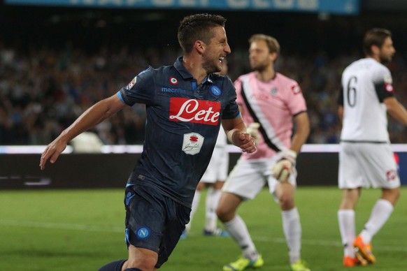 epa04755928 Napoli&#039;s forward Dries Mertens (C) celebrates after scoring during the Italian Serie A soccer match between SSC Napoli and AC Cesena at the San Paolo Stadium in Naples, Italy, 18 May  ...