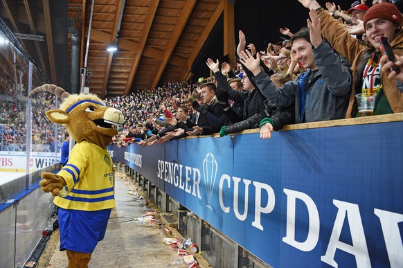 Hitsch and the supporters during the game between Team Suisse and Haemeenlinna PK at the 91th Spengler Cup ice hockey tournament in Davos, Switzerland, Thursday, December 28, 2017. (KEYSTONE/Melanie D ...