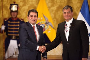 epa04124119 Honduran President Juan Orlando Hernandez (L) and his Ecurorean counterpart Rafael Correa (R) during a press conference after their meeting at the Government Palace in Quito, Ecuador, 13 March 2014.  EPA/José Jácome