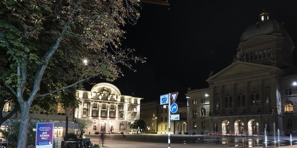 Bundesplatz bei Nacht: Unter anderem die Nationalbank ist voll beleuchtet.