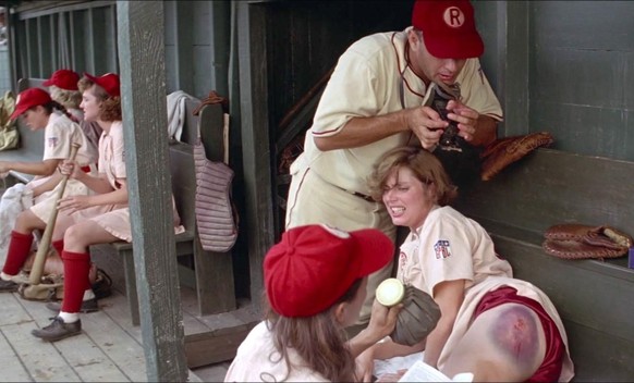 Tom Hanks, Pauline Brailsford, Renée Coleman, and Anne Ramsay in Eine Klasse für sich (1992)
A League of Their Own