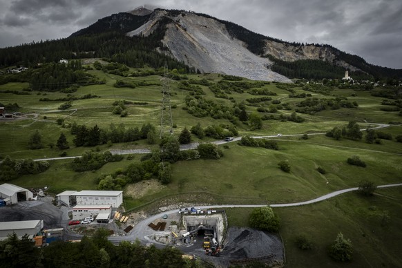 Portal zum Entwaesserungsstollen, unten, und das Dorf Brienz, oben, am Montag, 11. Mai 2026, in Brienz-Brinzauls. Das Dorf war wegen eines erneuten drohenden Bergsturz ueber 62 Wochen evakuiert. Im Ju ...