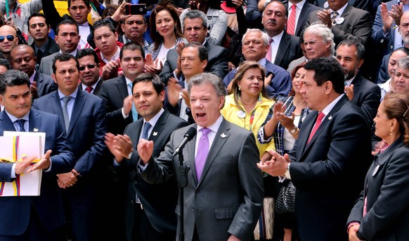 epa05510085 President of Colombia Juan Manuel Santos (C) speaks during the delivery of the final text of the peace agreement with the FARC to the Colombian Congress, in Bogota, Colombia, 25 August 201 ...