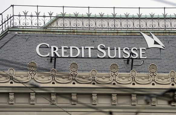 ARCHIVBILD ZU DEN HALBJAHRESZAHLEN DER CREDIT SUISSE, AM DONNERSTAG, 30. JULI 2020 - Das Logo der Credit Suisse am Hauptsitz der Grossbank am Zuercher Paradeplatz am Mittwoch, 21. Oktober 2015. (KEYST ...