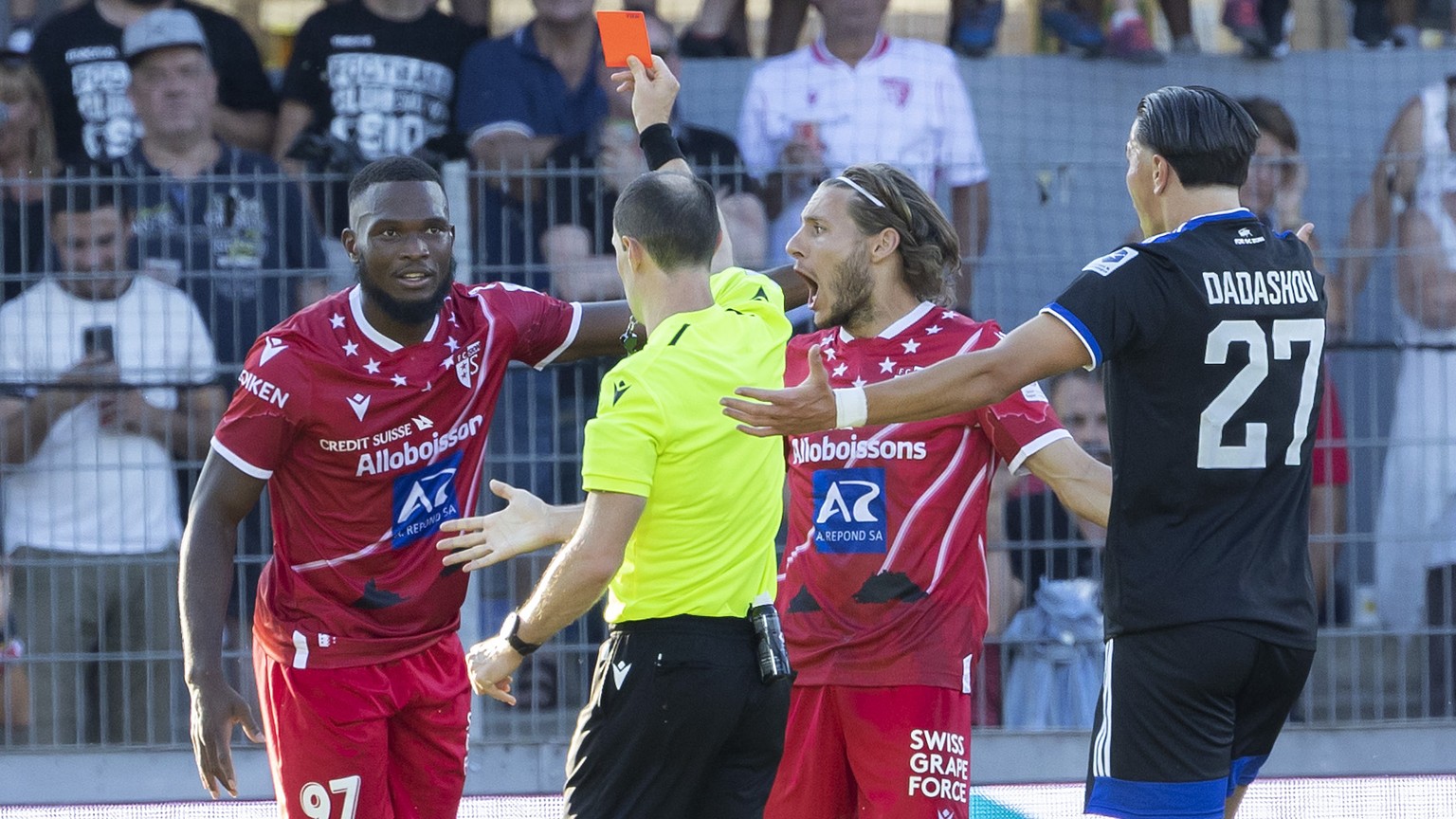 The referee Stefan Horisberger shows the red card to Sion&#039;s defender Dimitri Cavare, left, during the Super League soccer match of Swiss Championship between FC Sion and Grasshopper Club Zuerich, ...