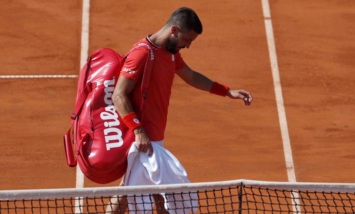 Damir Dzumhur of Bosnia leaves the court after an injury during the match of the Adria Tour charity tournament with Austria's Dominic Thiem in Belgrade, Serbia, Saturday, June 13, 2020. Serbian t ...
