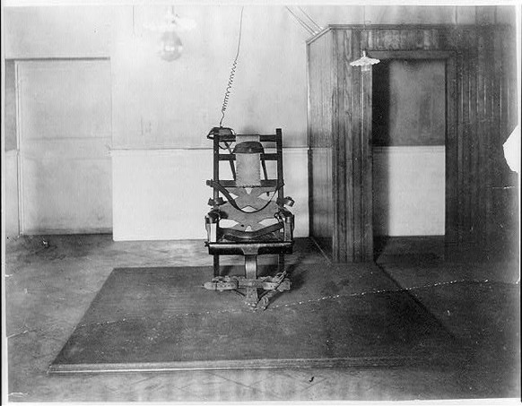 Der US-amerikanische Zahnarzt, Albert Southwick, wurde 1881 zufällig Zeuge eines Unfalls, bei dem ein betrunkener Mann einen Stromgenerator berührte und sofort starb. So wurde die Hinrichtungsmethode  ...