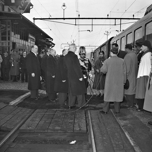 Bundespräsidenten Rodolphe Rubattel begrüsst den Kaiser am Bahnhof Hindelbank.