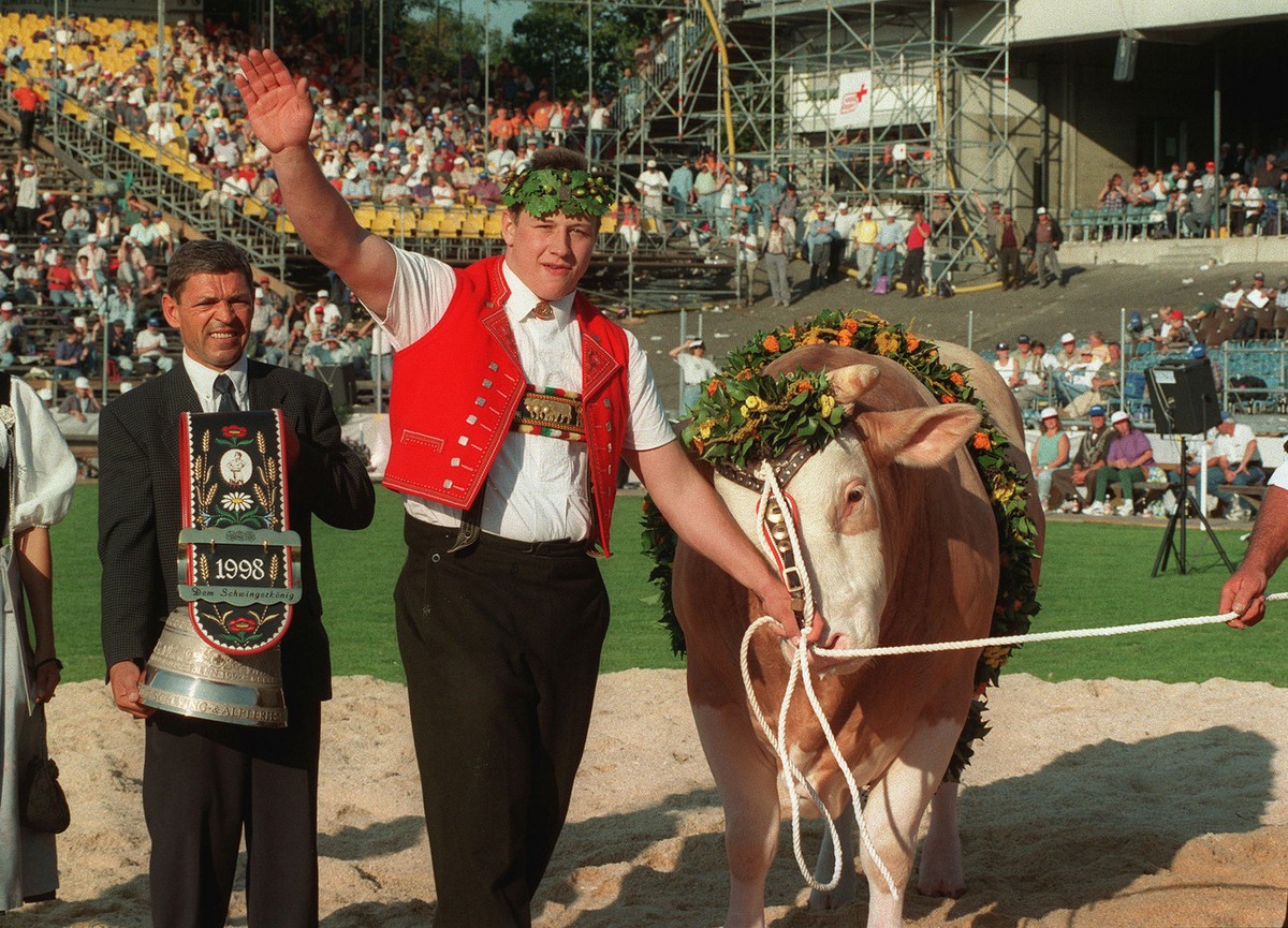 Der neue Schwingerkoenig Joerg Abderhalden mit dem Muni 'Adrian', dem ersten Preis des Eidgenoessischen Schwing- und Aelplerfest, am Sonntag, 30. August 1998, in Bern. (KEYSTONE/Lukas Lehman ...