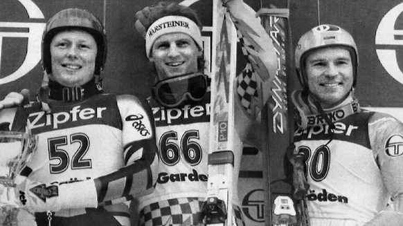 Der Liechtensteiner Markus Foser, Mitte, gewinnt mit der hohen Startnummer 66 das Abfahrtsrennen von Val Gardena, vor dem zweitplatzierten Oesterreicher Werner Franz, links, und dem fuer Luxemburg sta ...