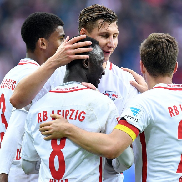 23.10.2016; Leipzig; Fussball 1.Bundesliga - RB Leipzig - SV Werder Bremen;
von links: Bernardo, Torschuetze Naby Keita, Willi Orban und Dominik Kaiser (Leipzig) jubeln nach dem Tor zum 2:0
(Tim Groot ...