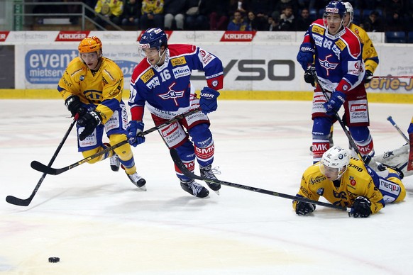 HC Davos Stuermer Perttu Lindgren, von links, gegen EHC Kloten Stuermer Daniele Grassi waehrend dem Eishockey-Meisterschaftsspiel der National League A zwischen dem EHC Kloten und dem HC Davos am Sams ...