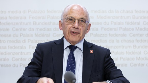 Bundesrat Ueli Maurer spricht waehrend einer Medienkonferenz zur Abstimmungsvorlage ueber die Erhoehung der Kinderabzuege, am Freitag, 3. Juli 2020 in Bern. (KEYSTONE/Peter Klaunzer)