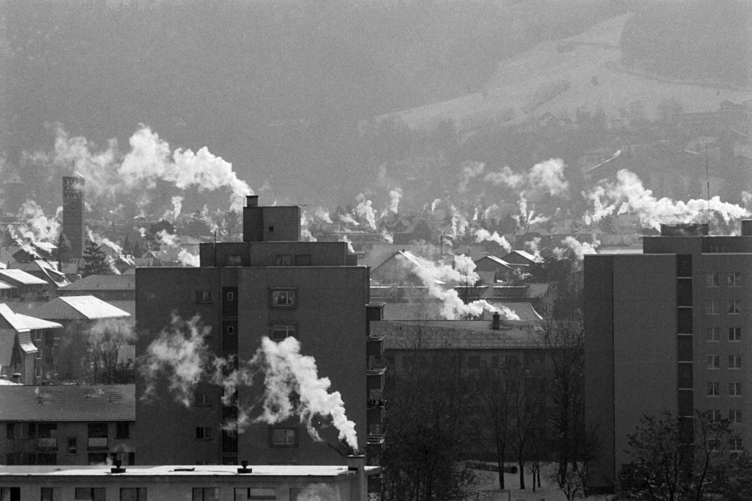 Rauchende Kamine in Chur im Jahr 1987. Damals hatte die Schweiz ihr CO<sub>2</sub>-Konto massiv überzogen.