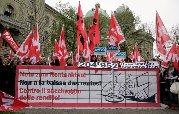 Mitglieder von Gewerkschaften, rotgruenen Parteien sowie Nichtregierungsorganisationen gruppieren sich bei der Einreichung der Unterschriften fuer ein Referendum gegen Rentensenkung am Mittwoch, 8. Ap ...