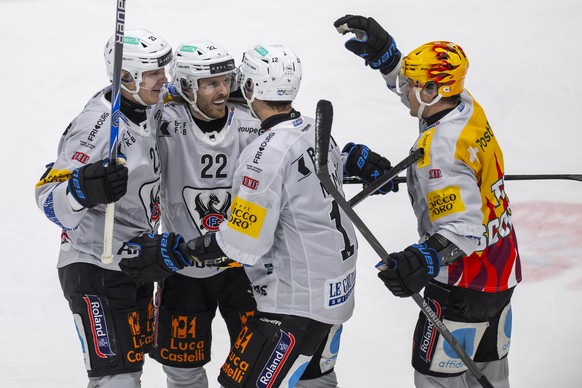 La joueurs des joueurs fribourgeois et de leur PostFinance Top Scorer Sandro Schmid (HCFG), droite, lors du match du championnat suisse de hockey sur glace de National League entre Geneve-Servette HC, ...