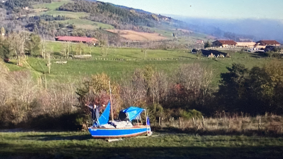 Ein ungewöhnlicher Ort für ein blaues Segelboot.