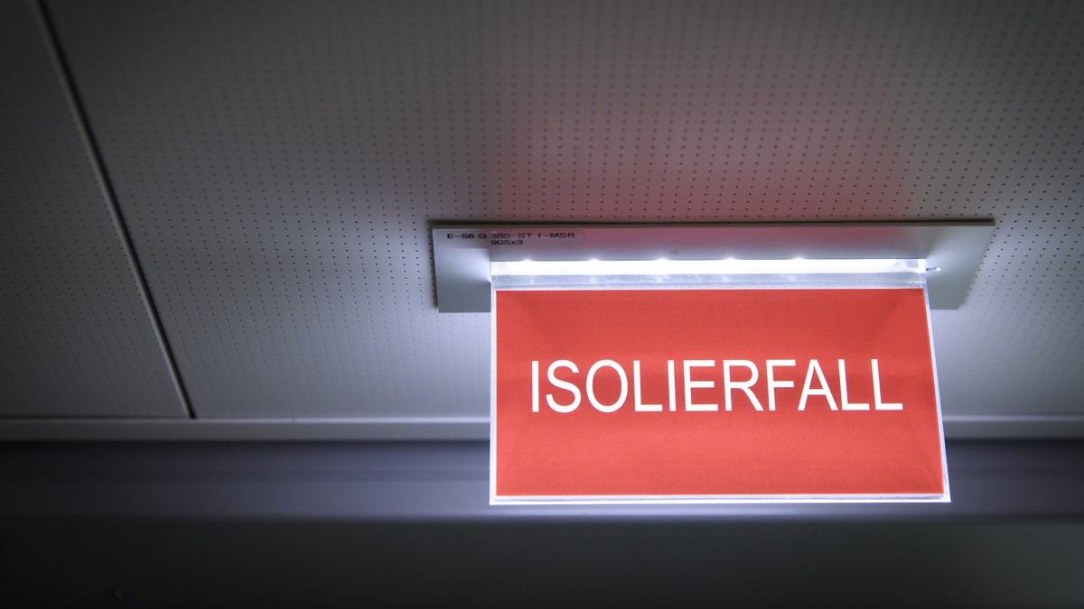 Ein Schild mit der Aufschrift "Isolierfall" haengt ueber einem Isolationszimmer, waehrend einer Pressekonferenz ueber den Coronavirus (COVID-19) und die Massnahmen, welche die Insel Gruppe e ...