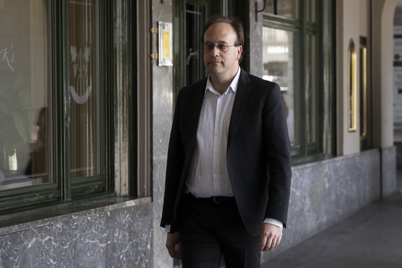 Henrique Schneider, kommt zu der ausserordentliche Sitzung des Schweizerischen Gewerbeverbands (SGV), am Mittwoch, 28. Juni 2023, vor dem Hotel Schweizerhof in Bern. Die Gewerbekammer, das Parlament d ...