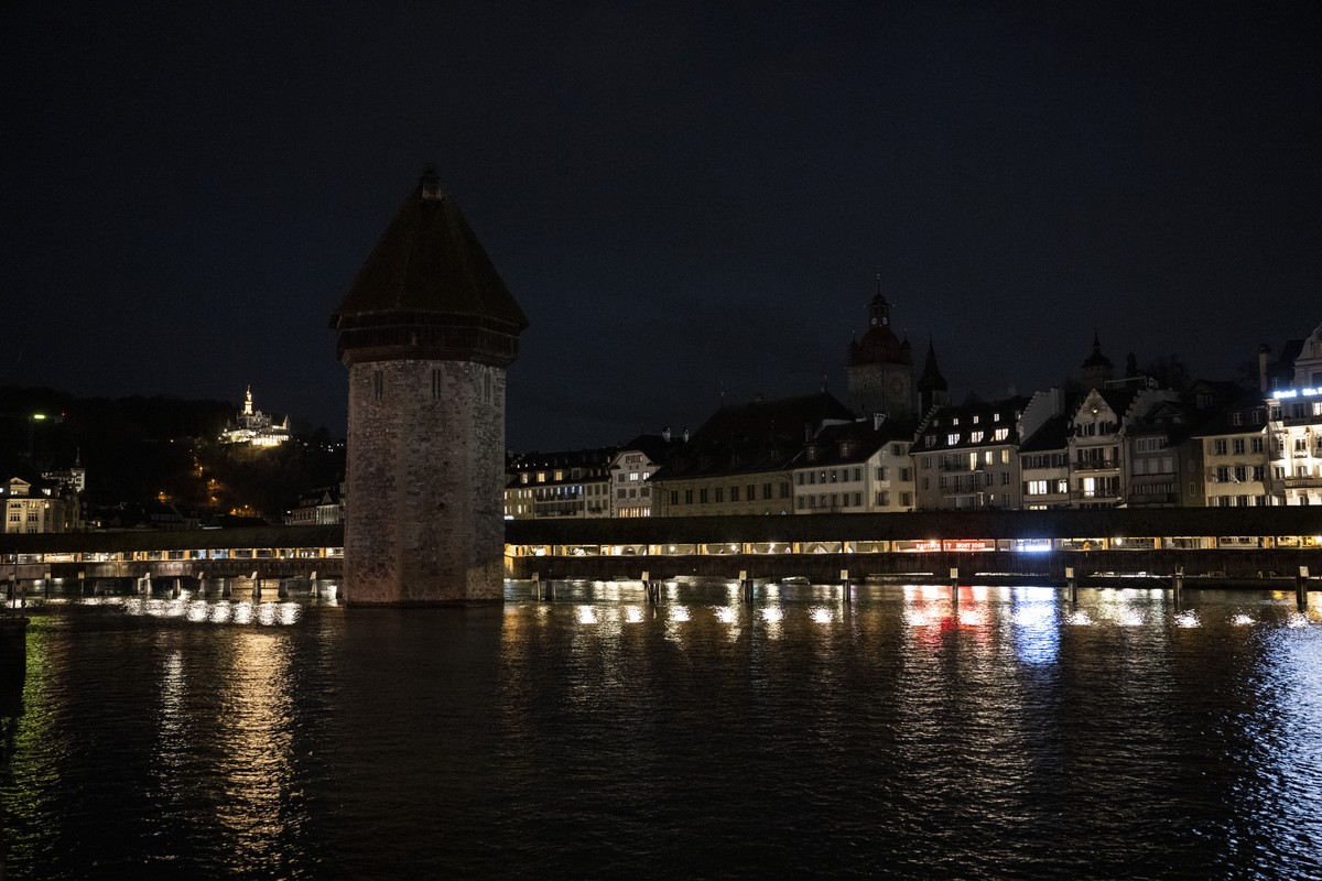 Der Wasserturm ohne Beleuchtung in der Altstadt von Luzern ist ausgeschaltet, anlaesslich der Earth Hour am Samstag Abend, 23. Maerz 2024 in Luzern. Die Earth Hour ist die groesste Umweltaktion der We ...
